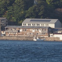 対岸の蒲生田半島から望む椿泊小の校舎（手前）と体育館＝徳島県阿南市で2025年11月15日午後3時42分、植松晃一撮影