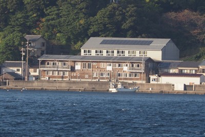 対岸の蒲生田半島から望む椿泊小の校舎（手前）と体育館＝徳島県阿南市で2025年11月15日午後3時42分、植松晃一撮影