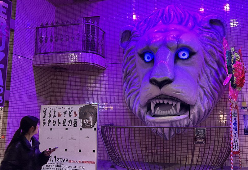 商店街見守るライオン像 ライトアップであやしげな表情に 北九州