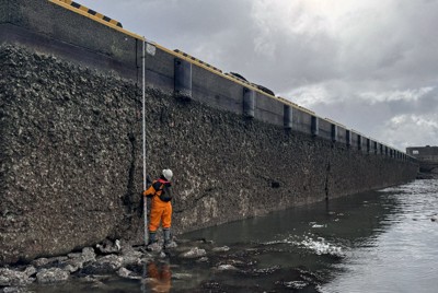 能登半島地震で約4メートル隆起した石川県輪島市の鹿磯漁港の防潮堤＝同市で2024年1月（産業技術総合研究所地質調査総合センター提供）