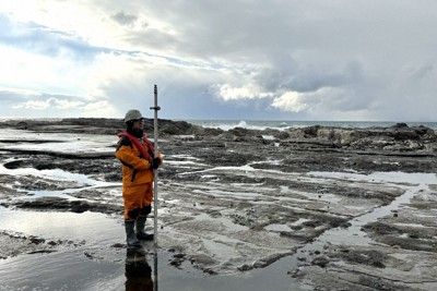 2024年の能登半島地震に伴い隆起して陸になった、波に削られた地形「波食棚」＝石川県輪島市の鹿磯漁港で2024年1月（産業技術総合研究所地質調査総合センター提供）