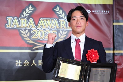 ベストナインに選ばれ、表彰を受けた日本生命の松本渉選手＝東京都千代田区で2025年12月10日午後7時14分、猪飼健史撮影