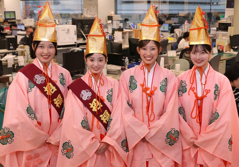 天満天神えびす祭りPR 大阪天満宮の招福娘が毎日新聞大阪本社を訪問
