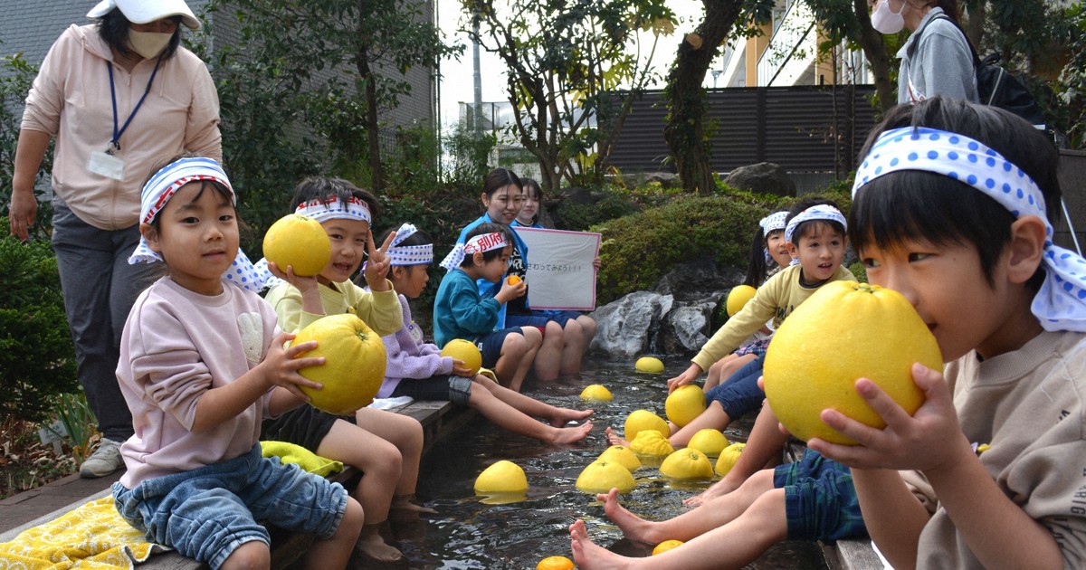 Easy Japanese news in translation: Children enjoy citrus fruit foot bath in Oita Prefecture