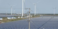 広大な敷地に太陽光パネルや風車が並ぶ中国の発電基地＝中国江蘇省塩城市で2020年10月、米村耕一撮影