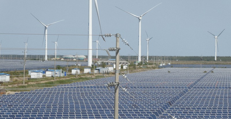 広大な敷地に太陽光パネルや風車が並ぶ中国の発電基地＝中国江蘇省塩城市で2020年10月、米村耕一撮影
