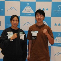 五輪に向けて闘志を見せる竹内智香選手（左）と篠原琉佑選手＝北海道東川町で2025年12月23日、横田信行撮影