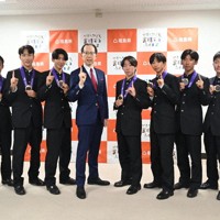 全国高校駅伝で県勢初優勝の快挙を報告する学法石川の選手たち＝福島市杉妻町の県庁で2025年12月24日、錦織祐一撮影