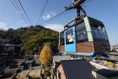 山頂に向かう「千光寺山ロープウェイ」＝広島県尾道市で、佐藤賢二郎撮影