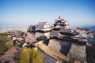 連立式天守の松山城＝松山市で（同市提供）
