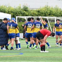 2大会ぶりの花園出場を決め喜び合う京都成章の選手たち＝京都市左京区で2025年11月9日午後3時25分、資野亮太撮影