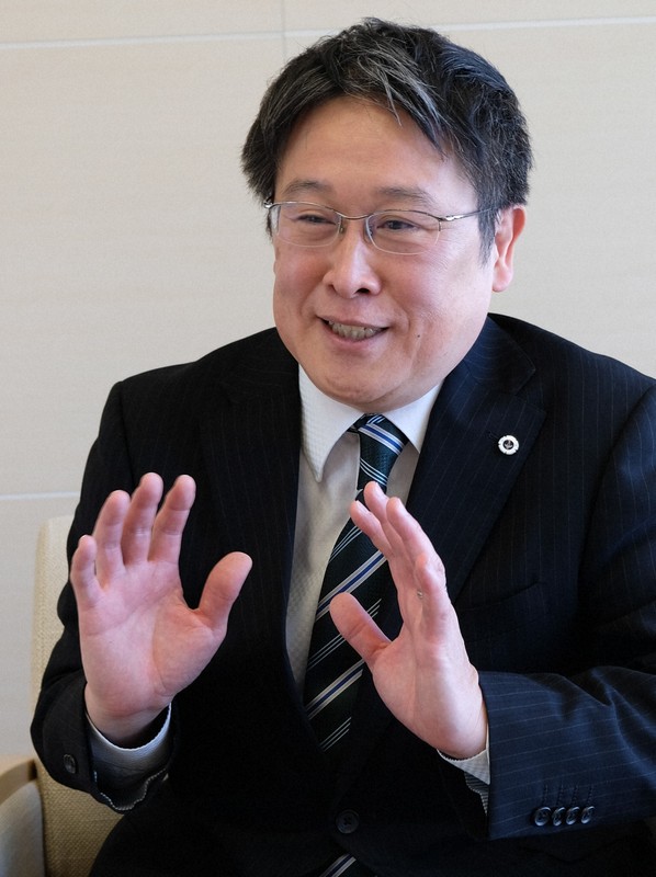 インタビューに応じる日本看護協会の秋山智弥会長＝東京都港区で2025年12月1日、清水健二撮影