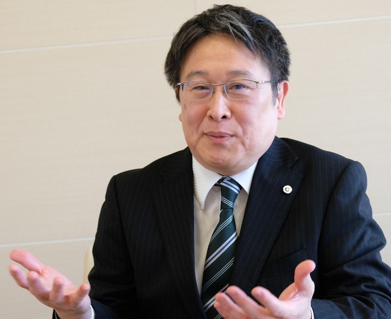 インタビューに応じる日本看護協会の秋山智弥会長＝東京都港区で2025年12月1日、清水健二撮影