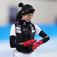 調整中に時計を見る髙木美帆＝長野市のエムウェーブで2025年12月25日、吉田航太撮影