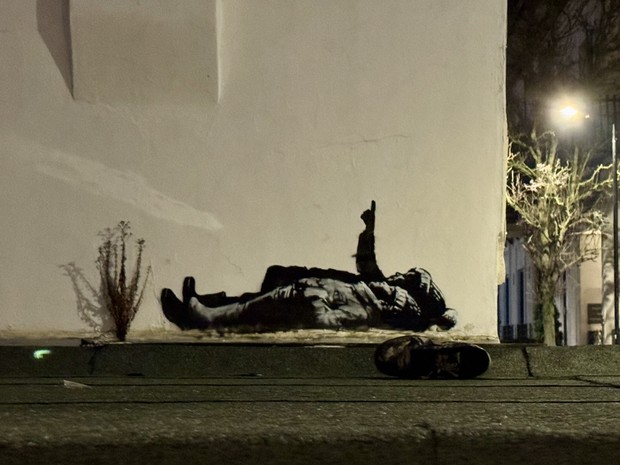 Easy Japanese news in translation: Banksy paints children on wall of empty house in London