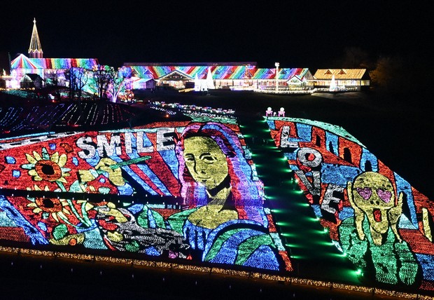 Mona Lisa re-created with LEDs for Japanese theme park's winter illumination