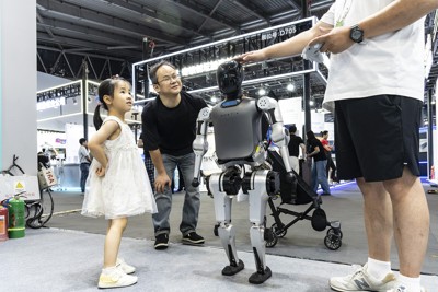 世界人工知能大会（WAIC）２０２５に出展した人型ロボット（２０２５年7月、上海市で） Bloomberg