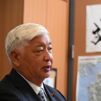 質問に答える中谷元・前防衛相＝東京都千代田区で2025年12月16日、内藤絵美撮影