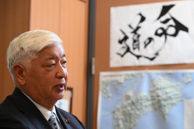 質問に答える中谷元・前防衛相＝東京都千代田区で2025年12月16日、内藤絵美撮影