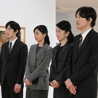 「戦後80年　戦争と子どもたち」の展示をご覧になる秋篠宮ご夫妻と次女佳子さま、長男悠仁さま＝東京都板橋区の板橋区立美術館で2025年12月26日午後3時58分（代表撮影）