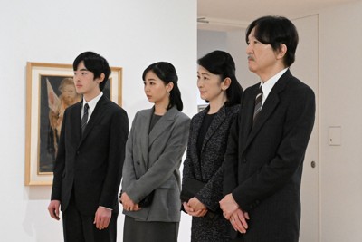 「戦後80年　戦争と子どもたち」の展示をご覧になる秋篠宮ご夫妻と次女佳子さま、長男悠仁さま＝東京都板橋区の板橋区立美術館で2025年12月26日午後3時58分（代表撮影）