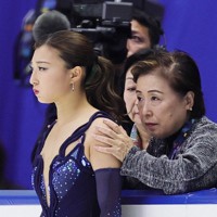 NHK杯女子SPの演技に向かう前に、中野園子コーチ（右）に声をかけられる坂本花織選手＝東和薬品ラクタブドームで2025年11月7日、吉田航太撮影