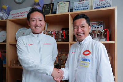 笑顔で握手するHondaの小川智監督（左）と中央大の藤原正和監督＝埼玉県狭山市で2025年10月16日、手塚耕一郎撮影