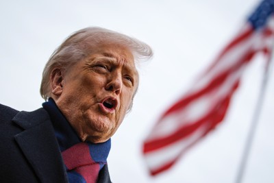 ホワイトハウス庭で取材に応じるトランプ米大統領。「モンロー主義」回帰で米国は西半球に閉じこもるのか……（2025年12月）（Bloomberg）
