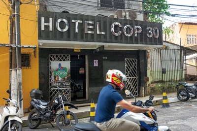 首都一時移転もあり過熱気味のベレン。国際会議にちなみ「ＣＯＰ30」なるホテルも （Bloomberg）