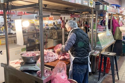 ルーロー飯など、台湾の定番料理に豚肉は欠かせない（台北市内の食肉市場で）（筆者撮影）