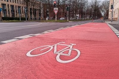 自転車利用者にとっては魅力的な環境作りだが……（ドイツ・デュッセルドルフ）（筆者撮影）