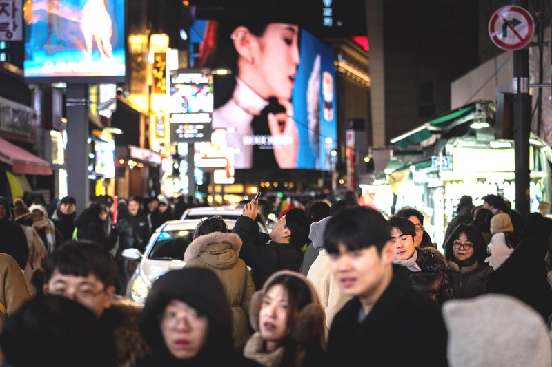 二大政党の対立が韓国社会を分極化？（写真はクリスマスで若者が集まるソウル・明洞）＝2025年12月25日　ZUMA＝共同