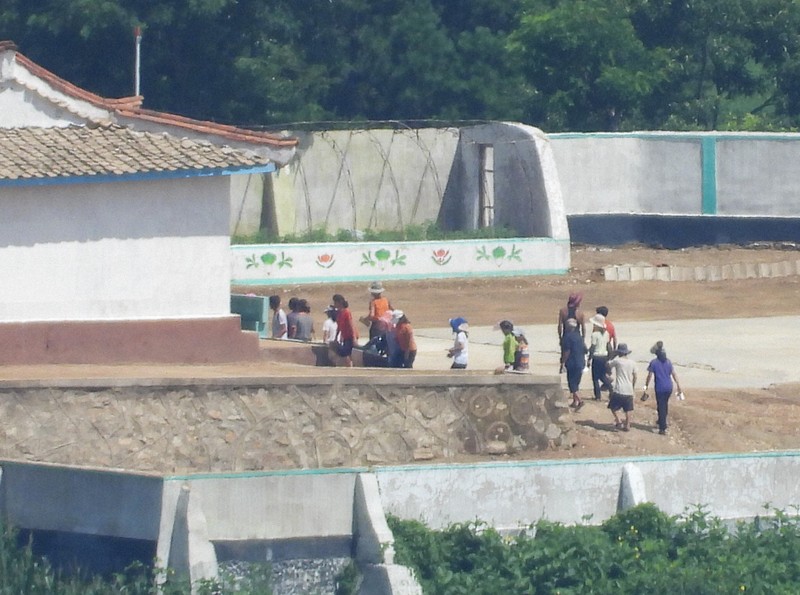 この世に羨むものない？ 北朝鮮、超望遠レンズで見えた「格差」 | 毎日新聞