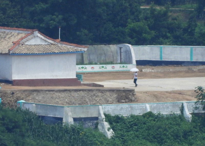 この世に羨むものない？ 北朝鮮、超望遠レンズで見えた「格差」 | 毎日新聞