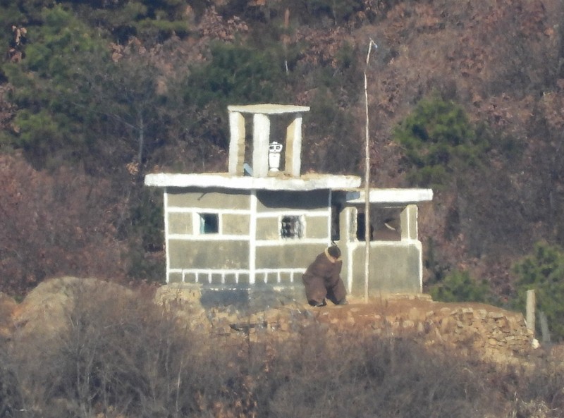 この世に羨むものない？ 北朝鮮、超望遠レンズで見えた「格差」 | 毎日新聞