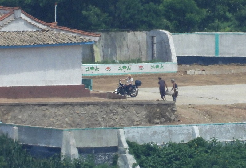 この世に羨むものない？ 北朝鮮、超望遠レンズで見えた「格差」 | 毎日新聞