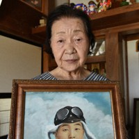 戦死した兄茂さんの肖像画を掲げる武子トキ子さん＝いわき市勿来町で2025年6月19日午後3時28分、柿沼秀行撮影