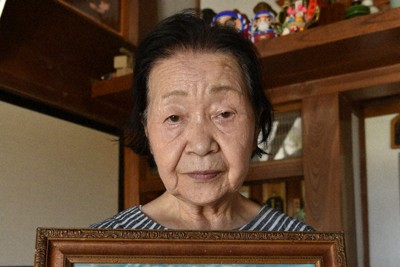 戦死した兄茂さんの肖像画を掲げる武子トキ子さん＝いわき市勿来町で2025年6月19日午後3時28分、柿沼秀行撮影