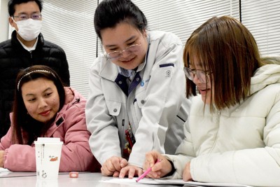 日本語教室の運営を手伝うホアン・グエンさん（右から2人目）＝広島県安芸高田市吉田町吉田で2025年12月3日午後7時50分、高木香奈撮影