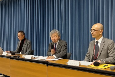 アイヌ民族へのヘイトスピーチに対する3学協会共同会長声明を発表する、日本考古学協会の石川日出志会長（中央）ら＝東京都千代田区で2025年12月15日午後3時33分、三股智子撮影