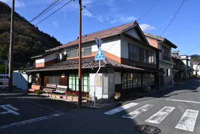 公設民営型の書店として生まれ変わる古民家（旧川上書店）＝鳥取県江府町江尾で2025年12月10日午後1時55分、山田泰正撮影