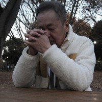 目を閉じ、小学生の頃の記憶を思い出す内田雅克さん。野球を巡る苦い記憶はその後の歩みに大きな影響を残している＝東京都杉並区で2025年12月11日午後4時33分、田原和宏撮影