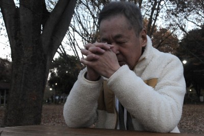 目を閉じ、小学生の頃の記憶を思い出す内田雅克さん。野球を巡る苦い記憶はその後の歩みに大きな影響を残している＝東京都杉並区で2025年12月11日午後4時33分、田原和宏撮影