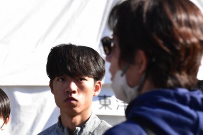 小江戸川越ハーフマラソンのレース後、酒井俊幸監督（手前）の話に耳を傾ける東洋大の網本佳悟選手＝埼玉県川越市で2025年11月30日、岩壁峻撮影