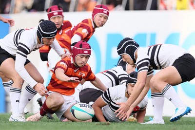 【筑紫－城東】前半、ボールを取り合う両チームの選手たち＝東大阪市花園ラグビー場で2025年12月27日、長澤凜太郎撮影