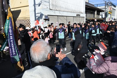 石川町の中心部をパレードして大勢の町民に祝福される学法石川の選手たち＝同町南町で2025年12月27日午前10時10分、錦織祐一撮影