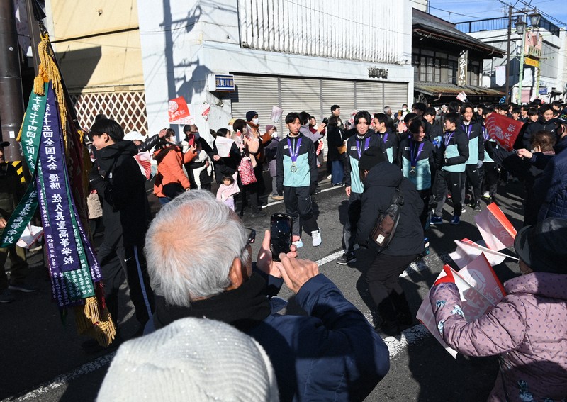 石川町の中心部をパレードして大勢の町民に祝福される学法石川の選手たち＝同町南町で2025年12月27日午前10時10分、錦織祐一撮影