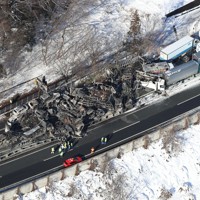 関越自動車道で多重事故 1人死亡26人重軽傷 [写真特集2/13] | 毎日新聞