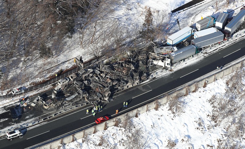 関越自動車道で多重事故 1人死亡26人重軽傷 [写真特集2/13] | 毎日新聞