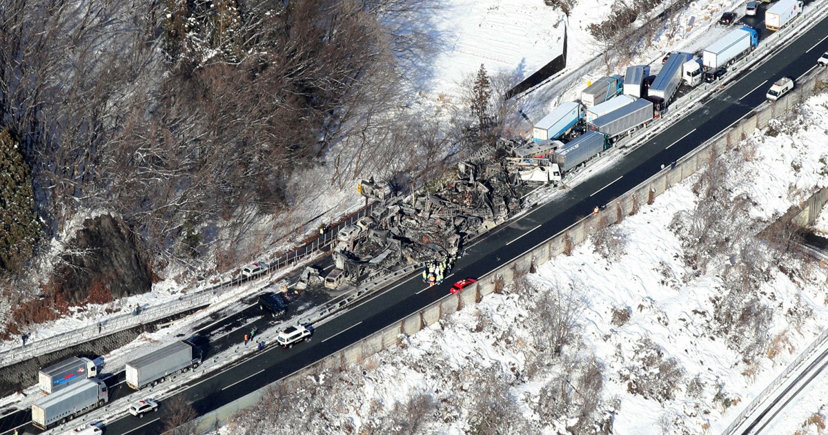 関越自動車道で多重事故 1人死亡26人重軽傷 [写真特集3/13] | 毎日新聞